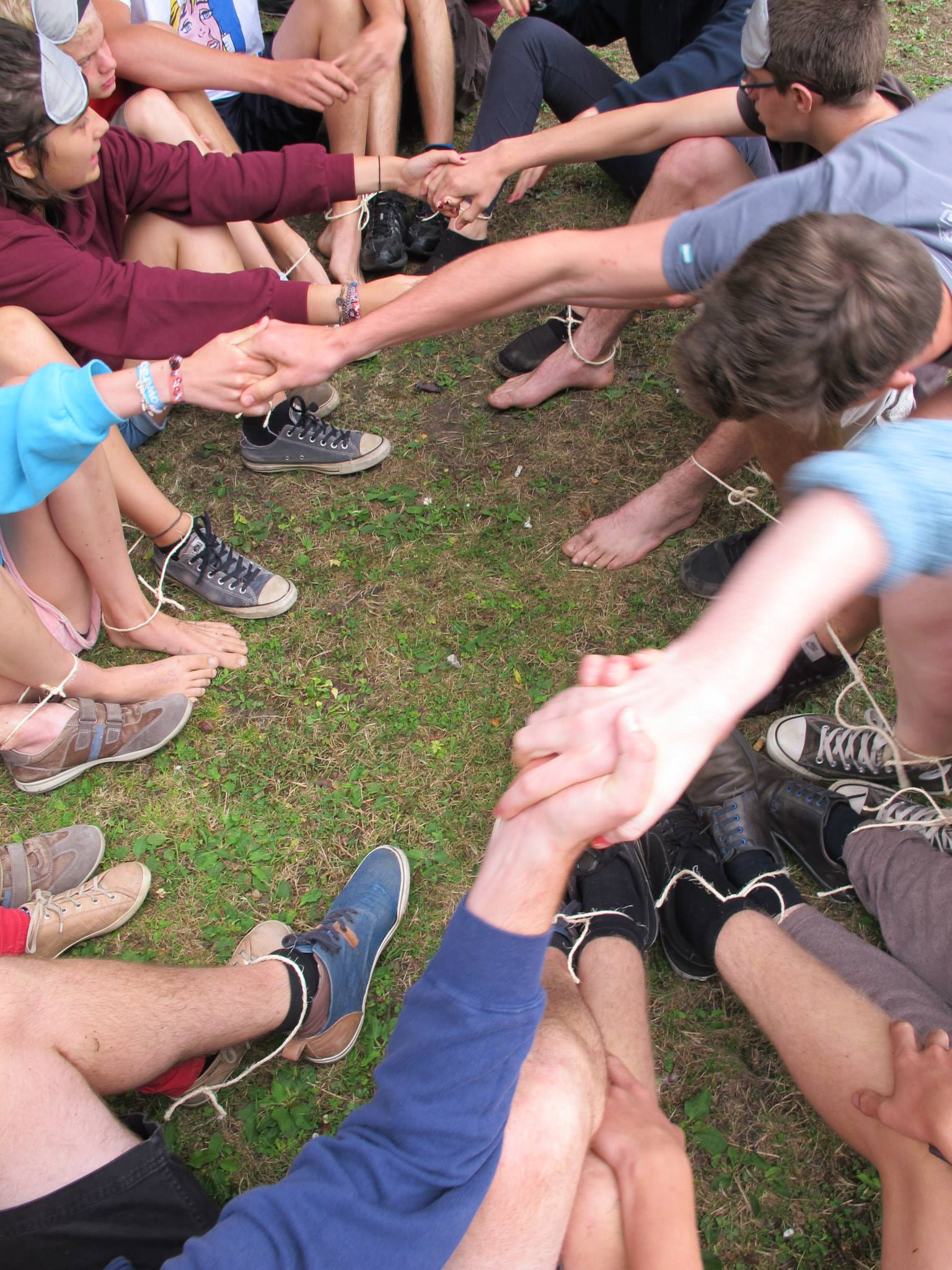 foto -spel, groep leden probeert elkaar recht te trekken terwijl hun voeten aan elkaar geknoopt zijn