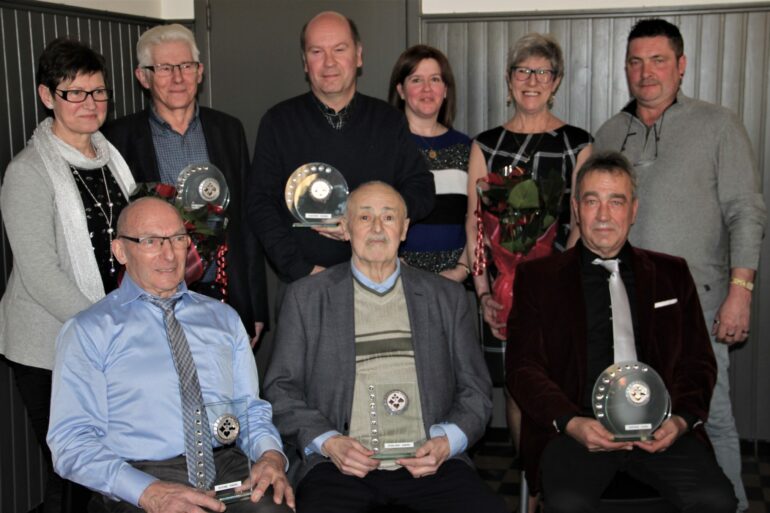 Bestuur en kampioenen 2019 van kaartclub Sint Jan Troef