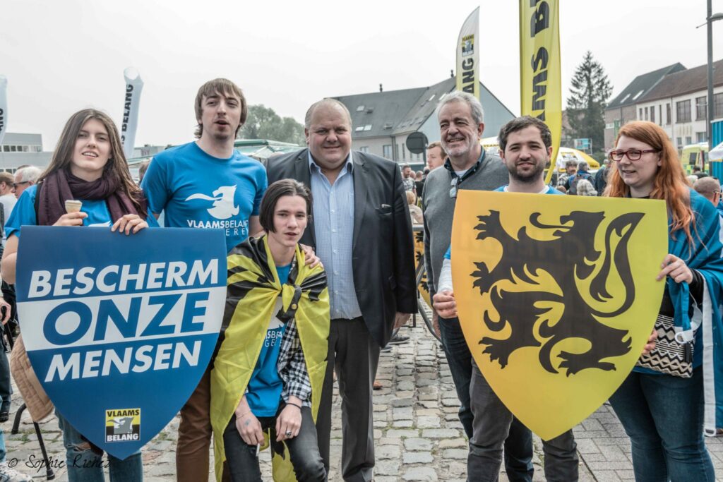  ©SoRi - Guy D'Haeseleer en Gerolf Annemans met enkele Vlaams Belang jongeren