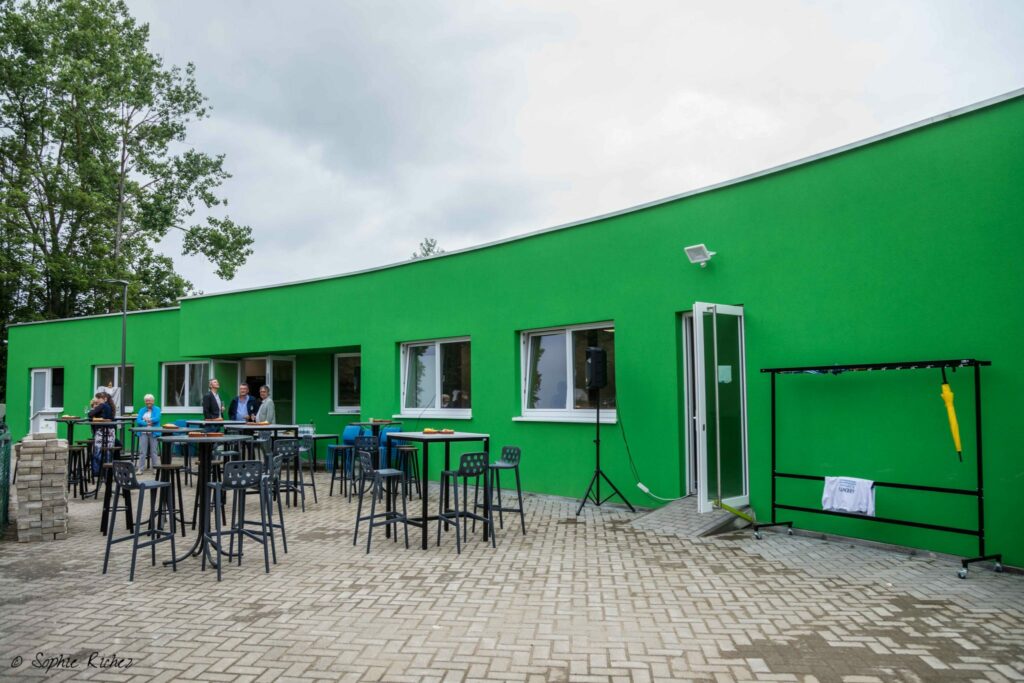  ©SoRi - Het nieuwe clubhuis heeft een opvallende groene kleur.