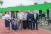 ©SoRI - Een aantal bestuursleden van atletiekclub Vita en stadsbestuur bij het nieuwe clubhuis