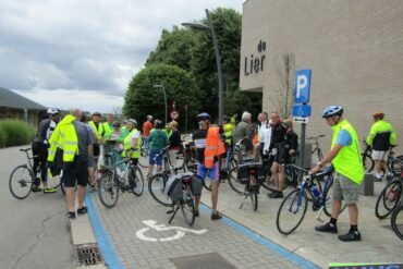 groep fietsers aan OC De Lier - Lierde fietsgemeente