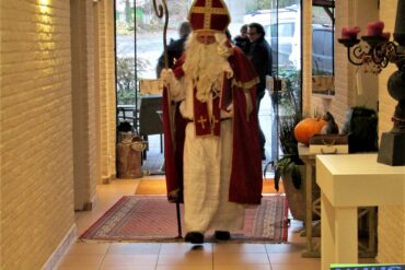 Aankomst Sinterklaas in De Kat op feest FCH.