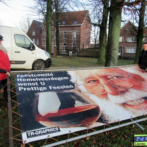 Kerstman steekt een handje toe te Sesjans