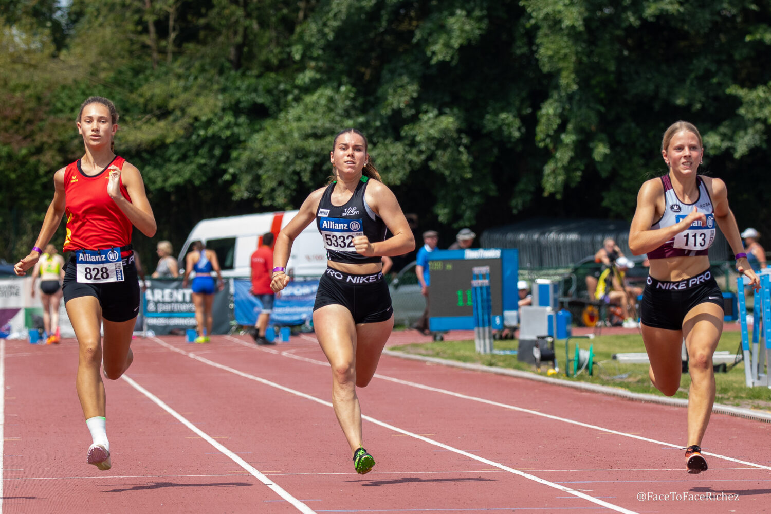 Esther Maes 828, Amber van Schepdael 5332 en Lotte Van Vlasselaer 113 op de 100 meter