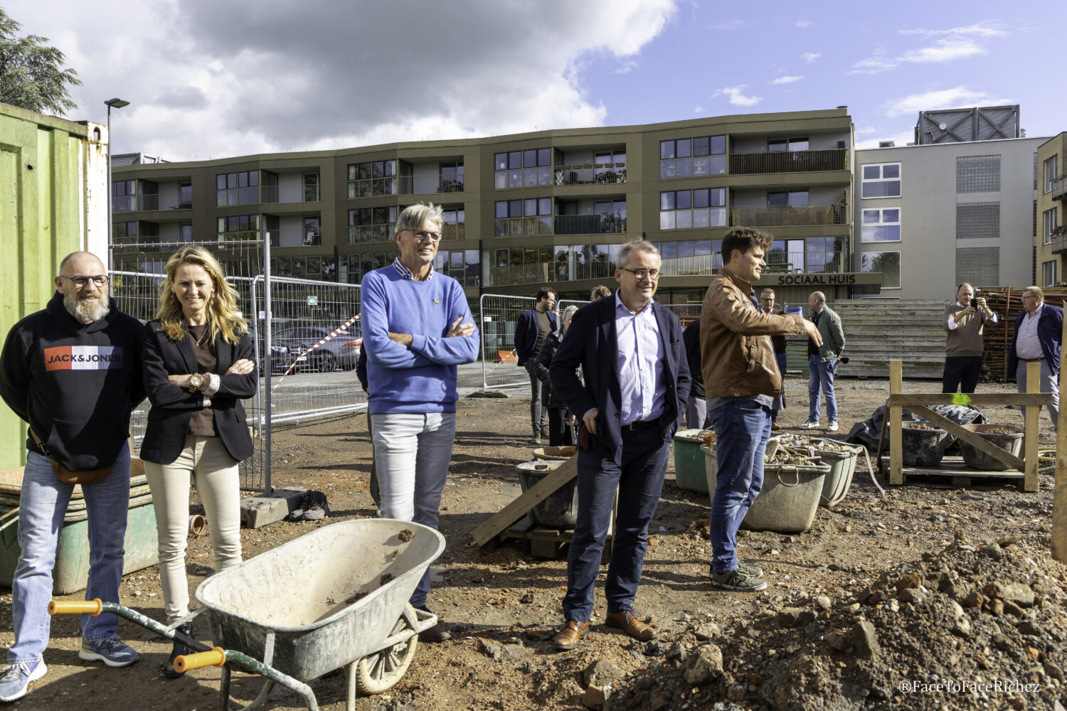 ®FaceToFaceRichez - Het Ninoofse stadsbestuur en Solva hebben de symbolische eerste spadesteek gegeven van de nieuwbouw voor het toeristisch bezoekerscentrum