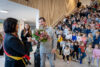 Dag van de directeur, directeur Leen Parmentier werd in de bloemen gezet door de ouderraad van BS Klim Op