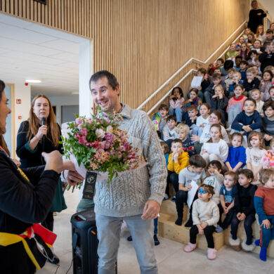 Dag van de directeur, directeur Leen Parmentier werd in de bloemen gezet door de ouderraad van BS Klim Op